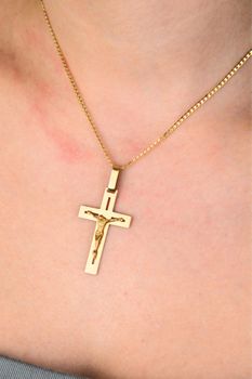 Złota zawieszka krzyż z wizerunkiem Jezusa próba 585 ZA 4898 (1).jpg